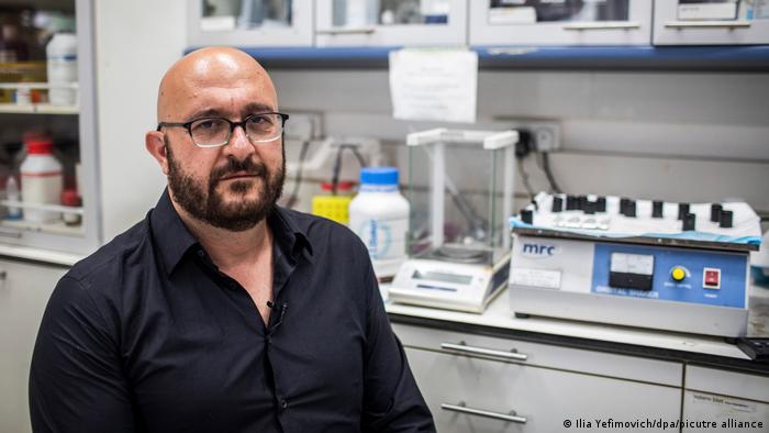 Jacob (Yaqub) Hanna, profesor de genética molecular, sentado en su laboratorio del Instituto Weizmann de Ciencias en Rehovot. 