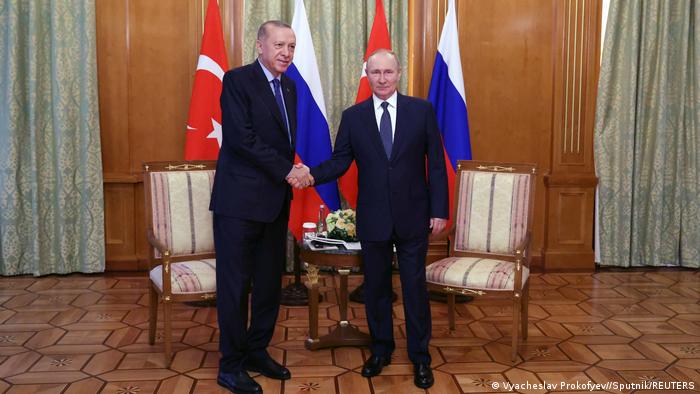 El presidente turco Recep Tayyip Erdogan (izquierda en la imagen) y su homólogo ruso Vladimir Putin en Sochi, Rusia (05.08.2022)