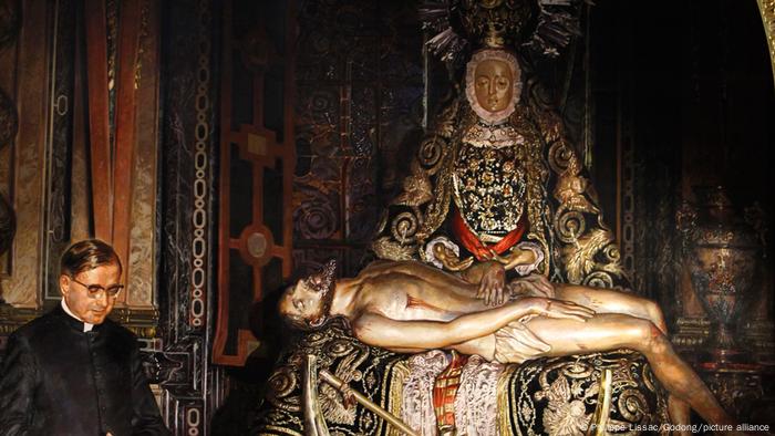 Pintura que representa al fundador del Opus Dei Josemaría Escrivá de Balaguer junto a una escultura de la Piedad. 