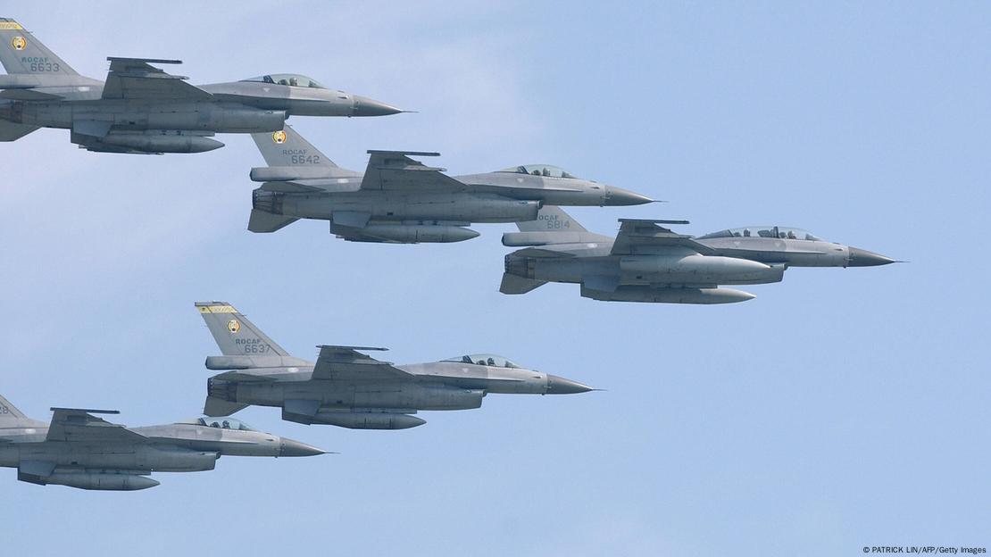 F-16 πετούν στον αέρα
