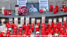 Kerzen, Blumen und ein Foto sind bei einer Gedenkveranstaltung der Initiative #YesWeCare in Erinnerung an die oberösterreichische Ärztin Lisa-Maria Kellermayr in Linz zu sehen. Der Tod von Lisa-Maria Kellermayr, die zuletzt wegen Morddrohungen aus der Szene der Impfgegner ihre Praxis geschlossen hat, hat tiefe Betroffenheit ausgelöst. +++ dpa-Bildfunk +++