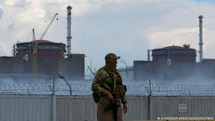 Soldado invasor ruso vigila los alrededores de la planta de Zaporiyia, en Ucrania.