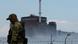 Un soldado ruso hace guardia en el predio de la central nuclear de Zaporiyia, Ucrania Un soldado ruso hace guardia en el predio de la central nuclear de Zaporiyia, Ucrania