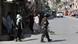 Un miembro de las fuerzas de seguridad camina por las calles de Kabul. Un miembro de las fuerzas de seguridad camina por las calles de Kabul.