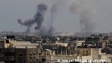  Smoke rise following Israeli airstrikes in southern Gaza on Saturday on August 6, 2022. PUBLICATIONxINxGERxSUIxAUTxHUNxONLY GAZ2022080604 IsmaelxMohamad