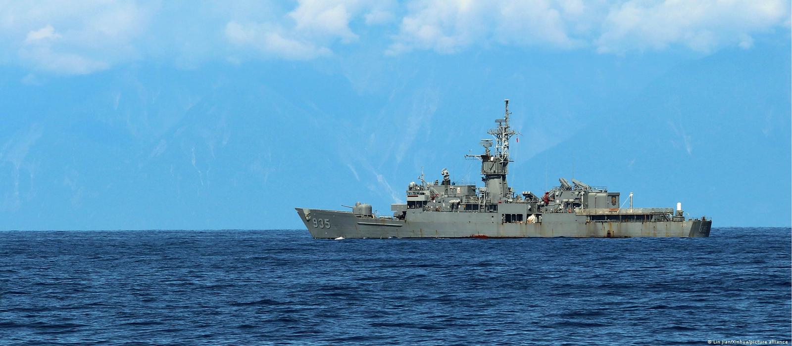 Çin donanmasının tatbikat yaptığı Tayvan yakınlarındaki sularda Tayvan'a ait bir savaş gemisi - (05.08.2022)