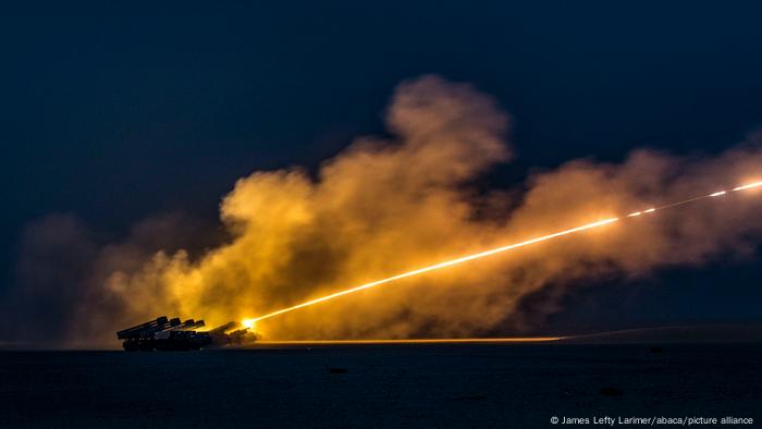 Rakete vor nächtlichem Himmel wird abgefeuert