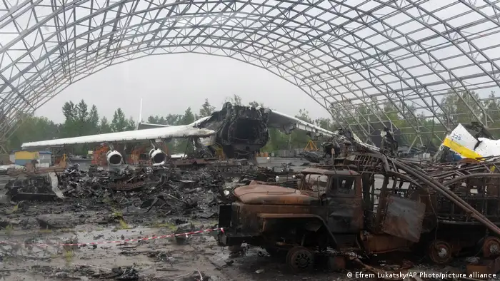 图中是基辅郊区，可以看到世界上最大的货运飞机安东诺夫An-225的残骸和被毁的俄罗斯军用车辆