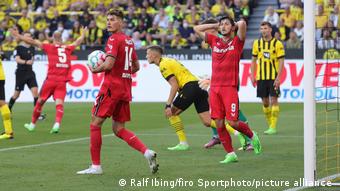 Patrik Schick et Sardar Azmoun de Leverkusen devant le but 