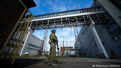 Soldaţi ruşi la centrala atomică Zaporojie din Ucraina