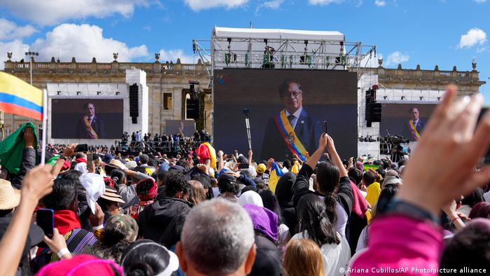 Viele Menschen vor einer Bühne, auf einer Leinwand das Bild von Gustavo Petro 