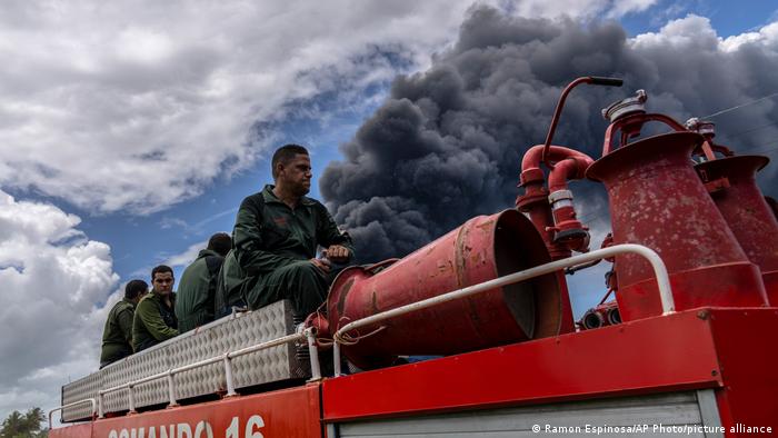 Bomberos se trasladan en un camión para apagar el incendio de tanques donde se depositaba combustible en Matanzas, Cuba.