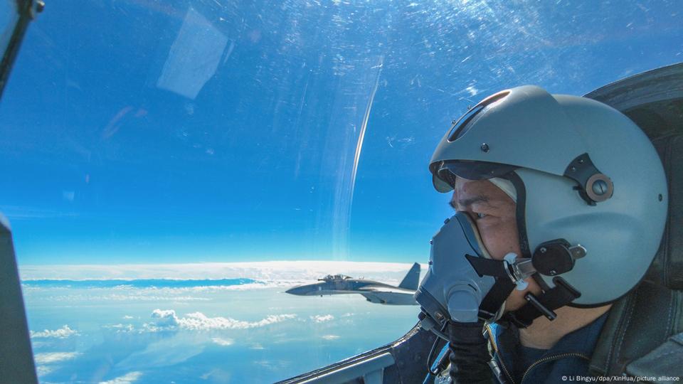 Piloto com céu ao fundo