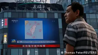 China Bildschirm zeigt militärische Aktionen Chinas vor Taiwan