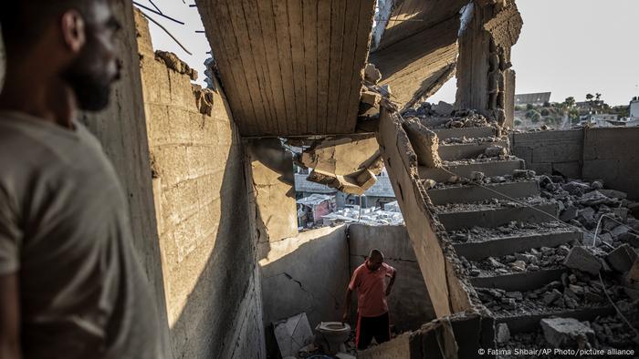 Civiles palestinos inspeccionan su casa después de que fuera alcanzada por un ataque aéreo israelí en la ciudad de Gaza. (Archivo 07.10.2022)