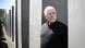 Architekt Peter Eisenman stehet zwischen Stelen des Holocaust-Mahnmals Architekt Peter Eisenman stehet zwischen Stelen des Holocaust-Mahnmals