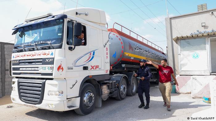Un camión de combustible entra este lunes en la Franja de Gaza tras la tregua entre Israel y el grupo armado Yihad Islámica acordado bajo impulso de Egipto. (8.08.2022).