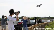 People take pictures of a Taiwan Air Force Mirage 2000-5 aircraft landing at Hsinchu Air Base in Hsinchu, Taiwan August 7, 2022. REUTERS/Ann Wang 
