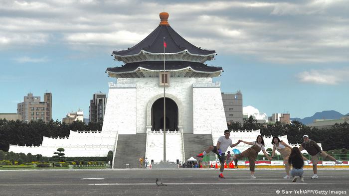 台北中正紀念堂為紀念蔣中正而設，因其獨裁者身分而有諸多爭議（資料照）