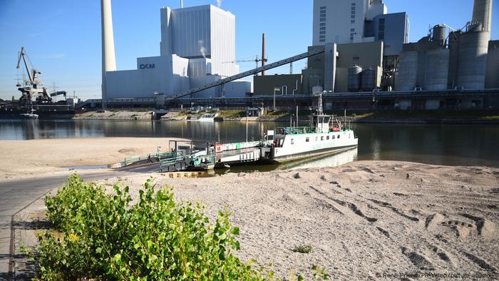 Ferry reposant sur le sable dans le port désert de Mannheim