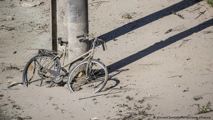 Una bicicleta llena de barro queda al descubierto en el lecho del Rin.