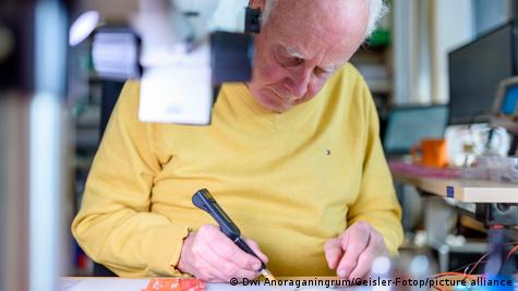 Pamje simbolike, një pensionist duke punuar