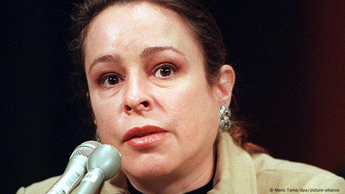  Alina Castro sitzt vor einem Mikrofon 