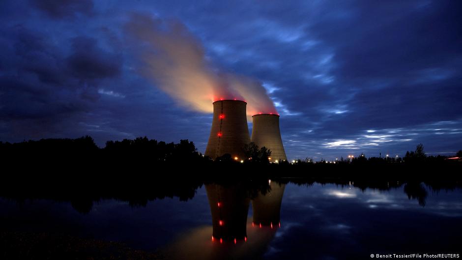 Das Atomkraftwerk Belleville an der Loire bei Nacht