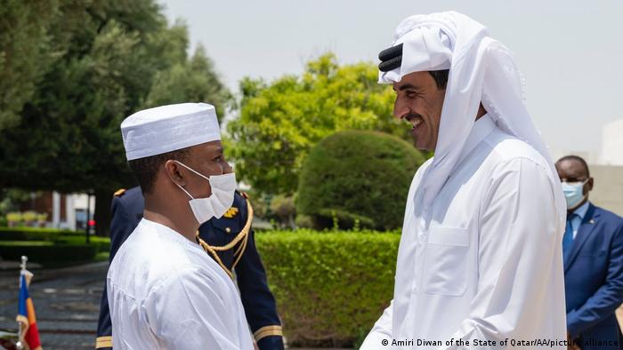 O Presidente do Chade, Mahamat Idriss Deby (à esquerda), com o emir do Qatar, Sheikh Tamim bin Hamad Al Thani