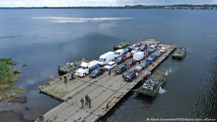 Los invasores usan un ferry para el transporte, tras la destrucción de los puentes.