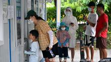 (220807) -- SANYA, Aug. 7, 2022 (Xinhua) -- Tourists line up to receive nucleic acid tests at a testing site in Sanya, south China's Hainan Province, Aug. 7, 2022. Prevention and control measures have been taken in Sanya to fight against the new resurgence of COVID-19 in the city. (Xinhua/Guo Cheng)