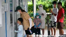 (220807) -- SANYA, Aug. 7, 2022 (Xinhua) -- Tourists line up to receive nucleic acid tests at a testing site in Sanya, south China's Hainan Province, Aug. 7, 2022. Prevention and control measures have been taken in Sanya to fight against the new resurgence of COVID-19 in the city. (Xinhua/Guo Cheng)