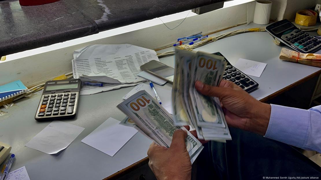 ایک پاکستانی کرنسی ایکسچینج کا منظر ایک پاکستانی کرنسی ایکسچینج کا منظر