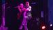 Ian Anderson spielt Querflöte und steht dabei auf einem Bein. Ian Anderson spielt Querflöte und steht dabei auf einem Bein.