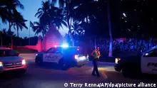 08.08.2022 Polizisten regeln den Verkehr vor einem Eingang zum Mar-a-Lago-Anwesen des ehemaligen Präsidenten Trump. Die Bundespolizei FBI hat nach Angaben von Ex-US-Präsident Trump dessen Anwesen in Mar-a-Lago im US-Bundesstaat Florida durchsucht. +++ dpa-Bildfunk +++