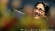 Die türkischstämmige Schriftstellerin Emine Sevgi Özdamar spricht am Montag (18.01.2010) im Staatstheater in Mainz nachdem sie mit der Carl-Zuckmayer-Medaille 2010 vom Ministerpräsidenten des Landes Rheinland-Pfalz ausgezeichnet worden ist. Mit der Ehrung verbunden erhielt Özdamar ein 30-Liter-Fass Nackenheimer Wein. In Erinnerung an den Schriftsteller Carl Zuckmayer zeichnet der Ministerpräsident jährlich auf Vorschlag einer Jury Persönlichkeiten aus, die sich besonders um die deutsche Sprache verdient gemacht haben. Foto: Fredrik von Erichsen dpa/lrs +++(c) dpa - Report+++