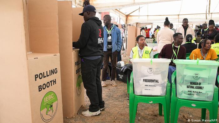 Un bureau de vote au Kenya, les bulletins sont dans des urnes en plastique transparentes