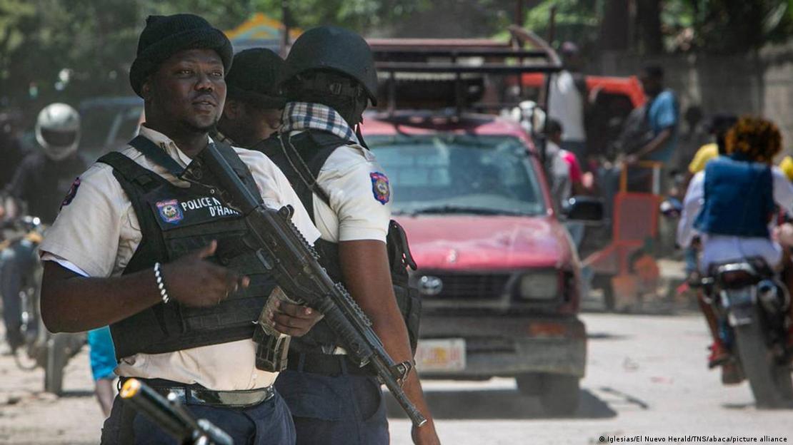 Полицаи и местни хора на улица в Порт о Пренс в Хаити