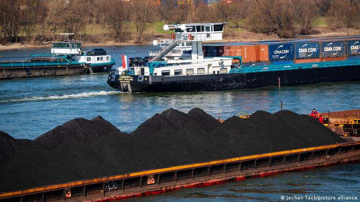 Un buque transporta carbón.