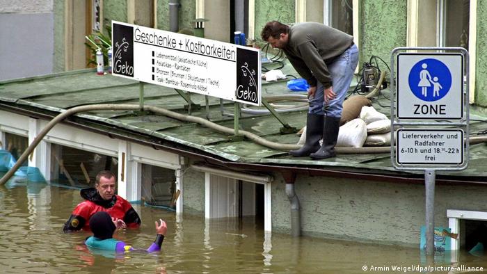 Катастрофата е невиждана. Половин Германия е под вода. На някои