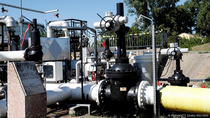 Die Druschba-Pipeline auf dem Areal der Raffinerie im ungarischen Szazhalombatta, die vom Ölkonzern MOL betrieben wird