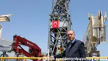 Recep Tayyip Erdogan, Staatspräsident der Türkei, steht während einer Zeremonie auf dem Bohrschiff «Abdulhamid Han» im Hafen Mersin Tasucu, bevor es zu einem Einsatz geschickt wird. Die Türkei will erneut ein Gas-Bohrschiff zu Erkundungsfahrten ins Mittelmeer entsenden. +++ dpa-Bildfunk +++