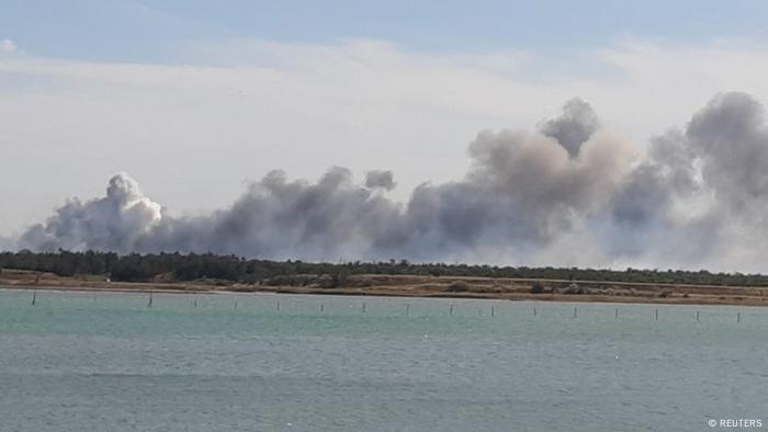 De la fumée s'élève au-dessus de la base aérienne militaire russe près de Novofedorivka, en Crimée, le 9 août 2022