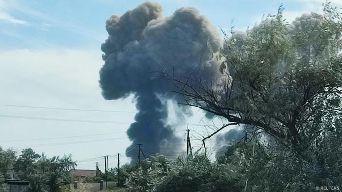 Дым от взрывов в аннексированном РФ Крыму