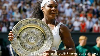 Serena Willians soulève le trophée de Wimbledon