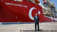 Recep Tayyip Erdogan, Staatspräsident der Türkei, steht während einer Zeremonie vor dem Bohrschiff «Abdulhamid Han» im Hafen Mersin Tasucu, bevor es zu einem Einsatz geschickt wird. Die Türkei will erneut ein Gas-Bohrschiff zu Erkundungsfahrten ins Mittelmeer entsenden. +++ dpa-Bildfunk +++