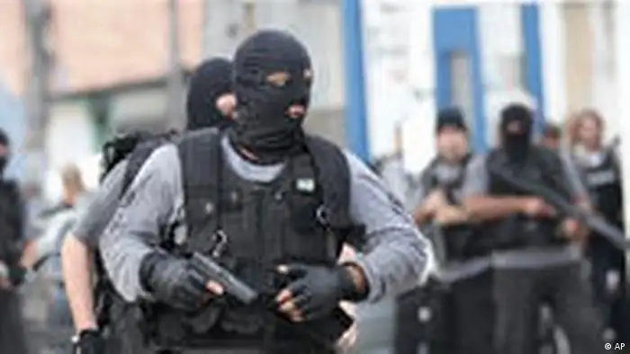 Brasilien Großeinsatz Polizei gegen Drogenhändler Rio (AP)