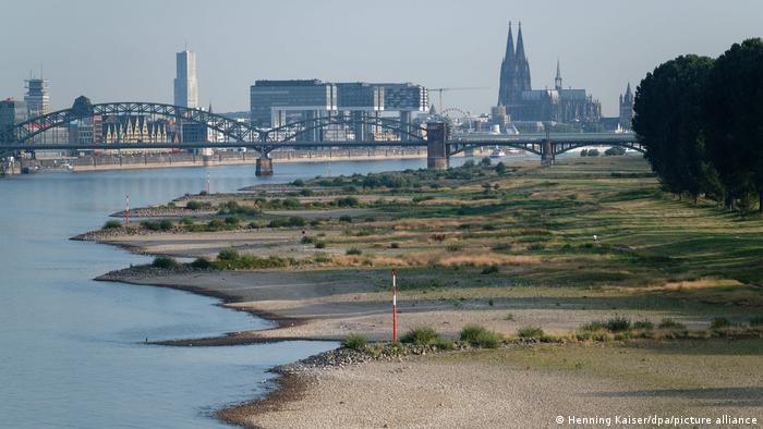 Le Rhin à un niveau très bas aux abords de Cologne