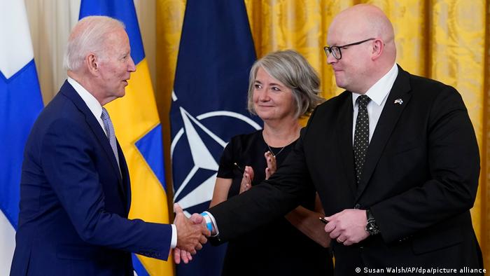 Foto de Joe Biden con Mikko Hautala de Finlandia y Karin Olofsdotter de Suecia durante la firma de apoyo a su ingreso a la OTAN.