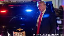 Donald Trump vor einem Auto
